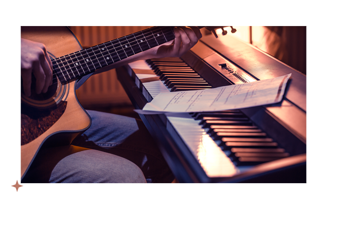 compositor frente a un piano y partitura