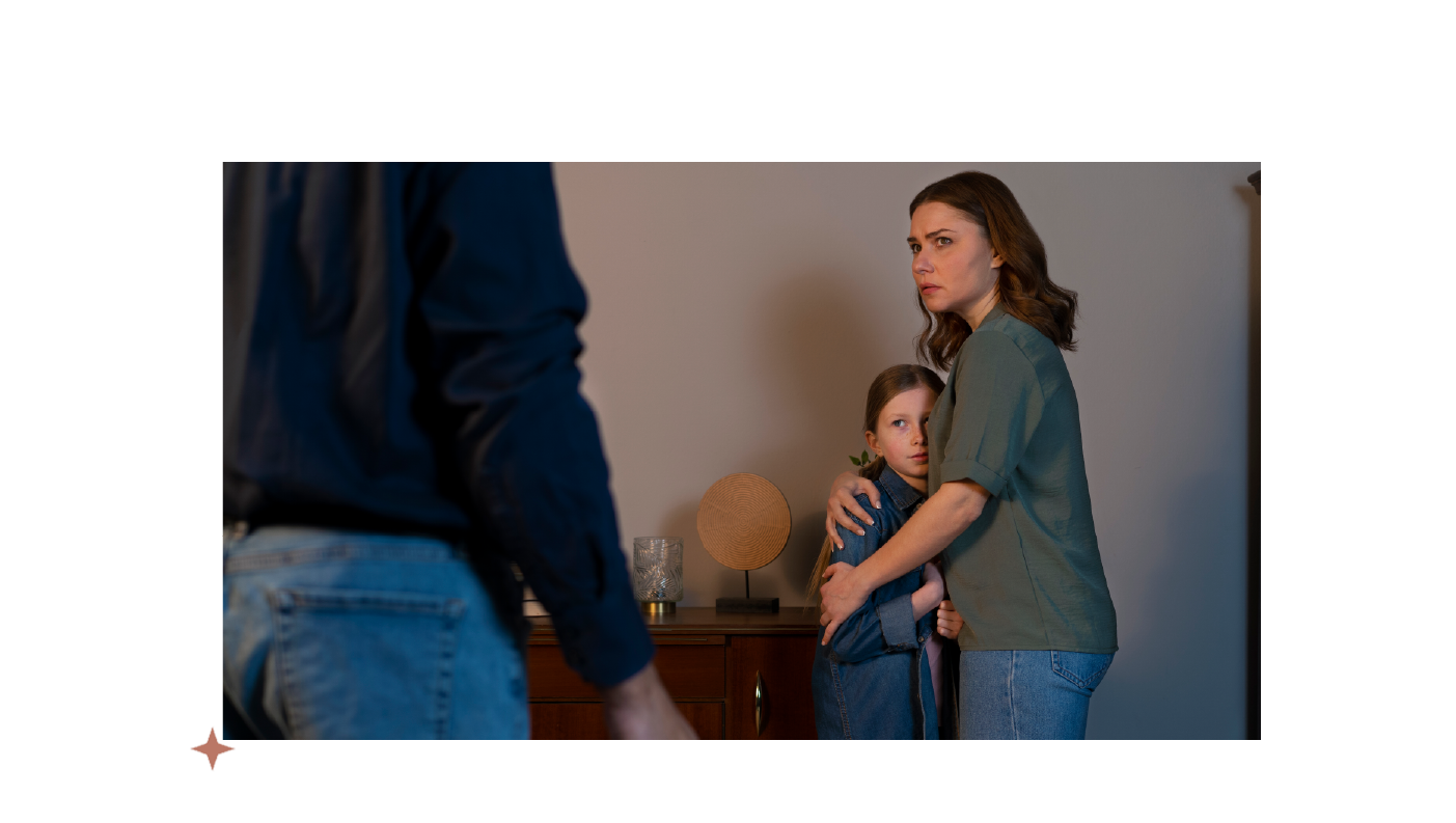 imagen de madre e hija sufriendo de maltrato intrafamiliar