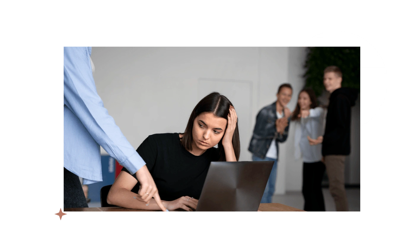 mujer en estado de acoso sexual laboral