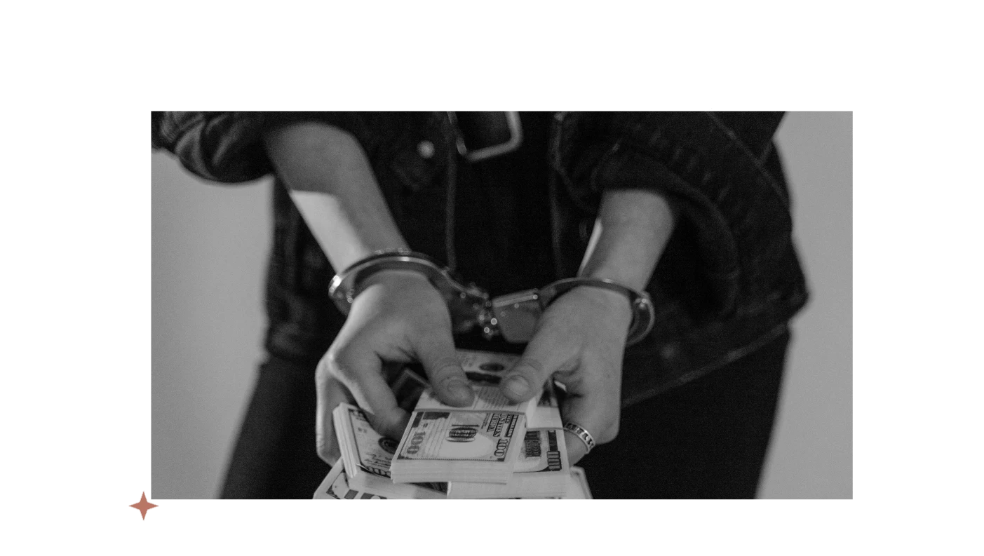 Mujer esposada por cometer un acto ilícito