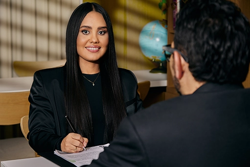 Figuras de personas delatante de una balanza