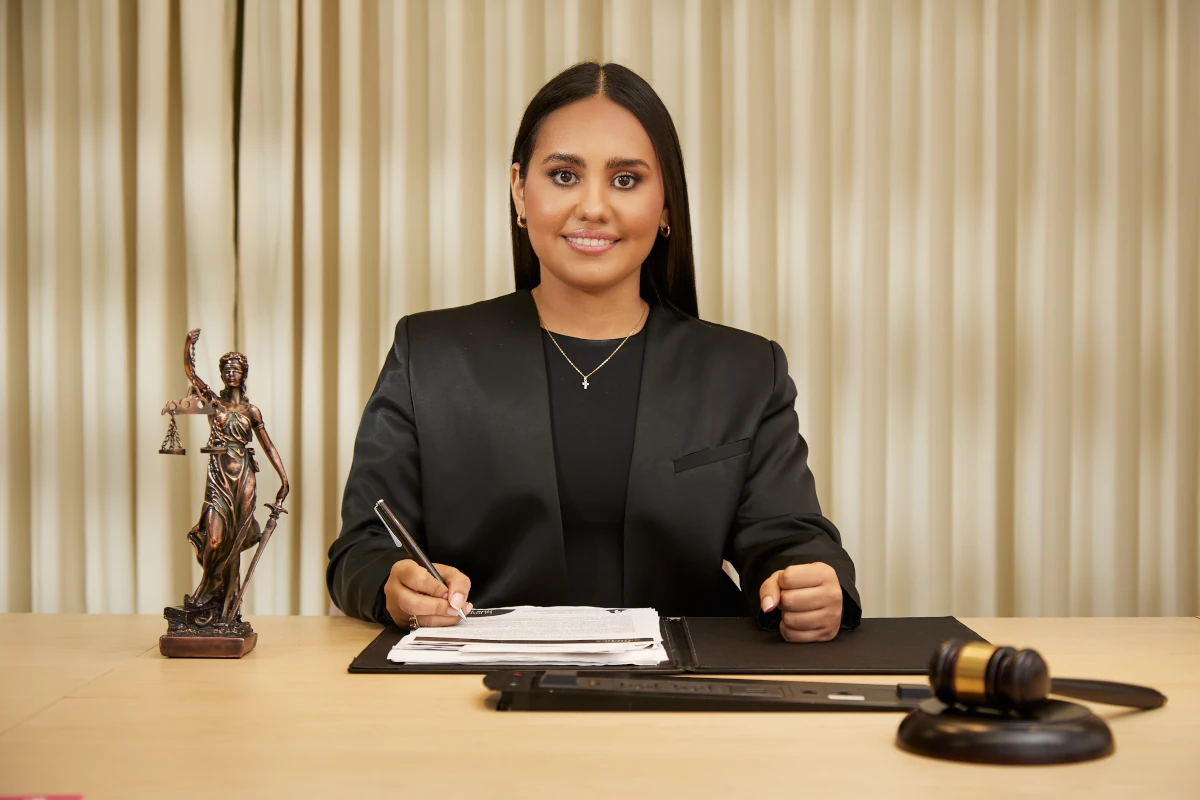 abogada especialista Karen Dayhana Roa Sánchez en traje negro karen roa abogada