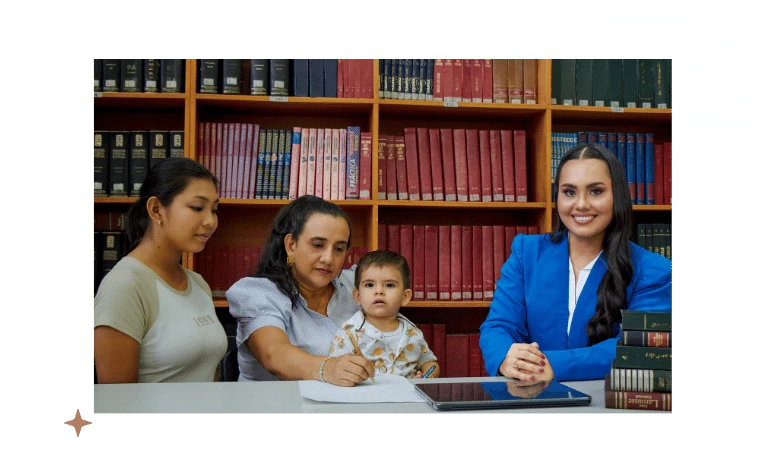 abogada especialista en familia dando una asesoría