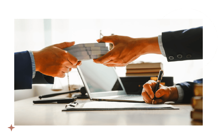 servidor público recibiendo un soborno