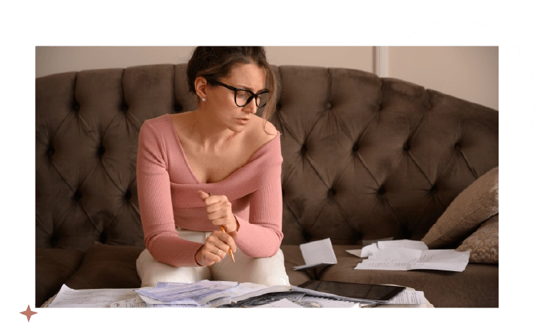 señora sentada en un sillón