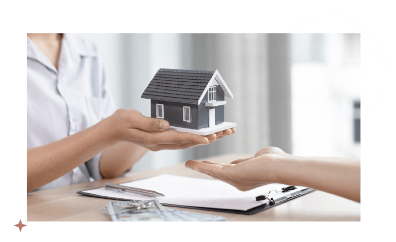 persona entregando una casa a escala miniatura